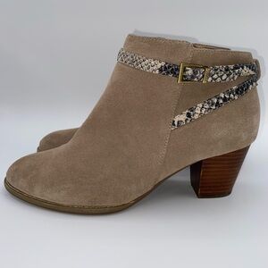 Vionic Upton Tan Suede Zip Ankle Boots Sz 8.5 Snakeskin Buckle Strap 3” Heel